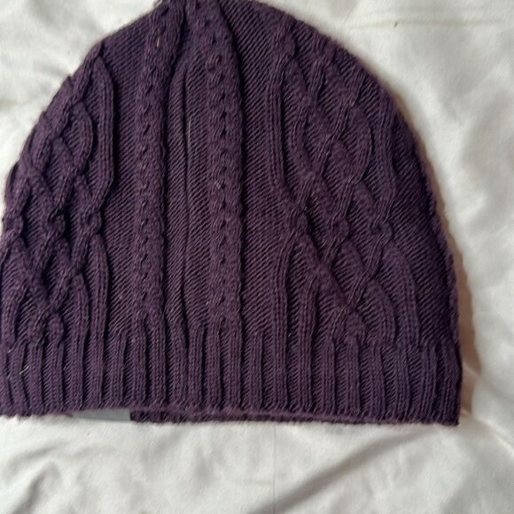 The North Face Wool Blend Burgundy Cable Knit Beanie Hat. - Picture 3 of 7